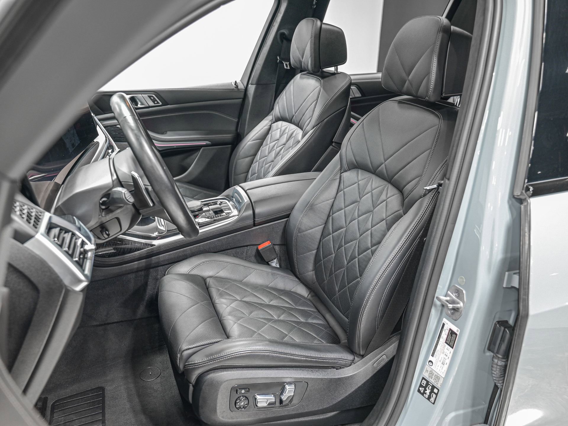 Used 2023 BMW X7 xDrive40i w/ M Sport Package image 16