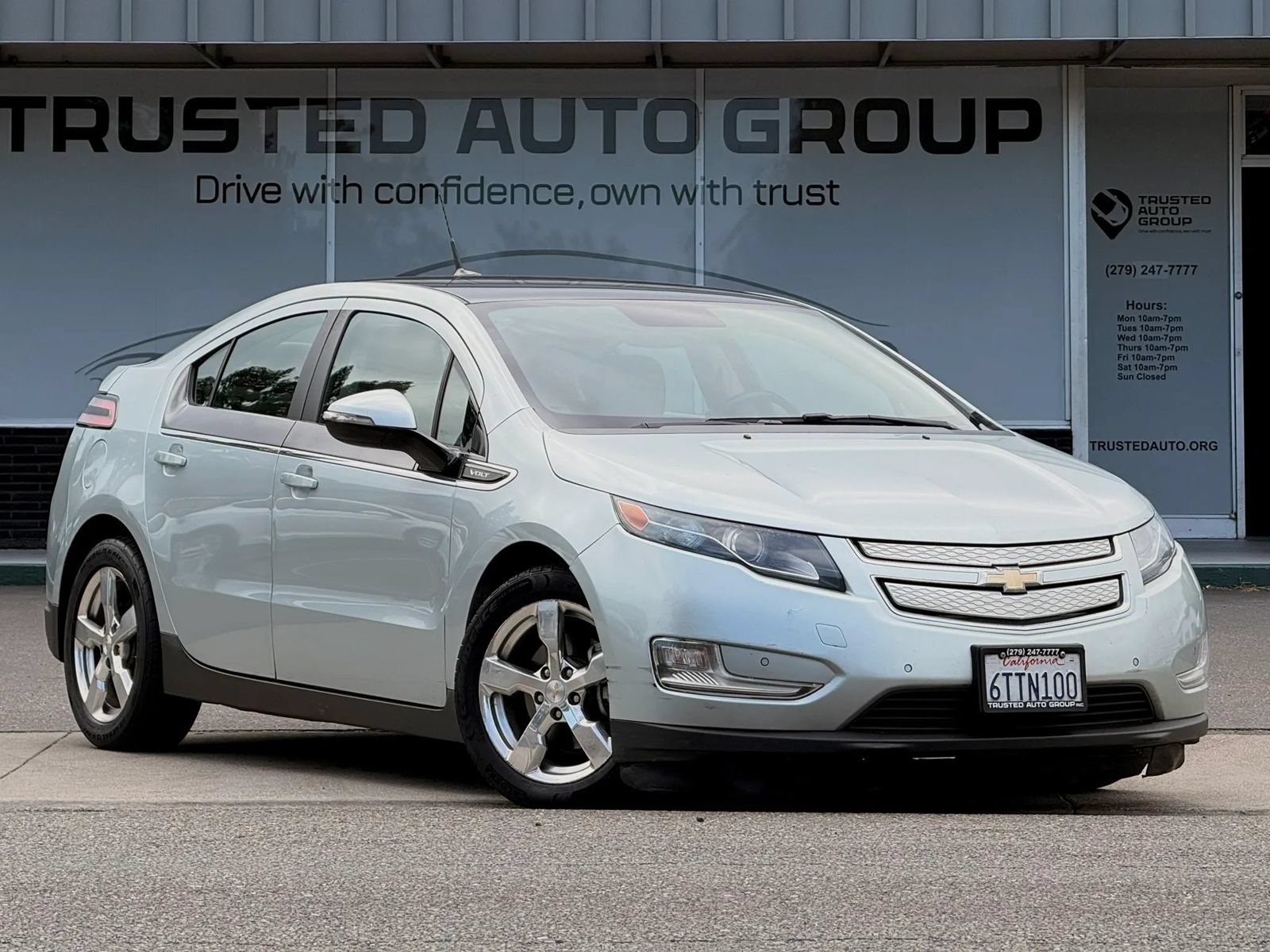 Used 2011 Chevrolet Volt Premium w/ Premium Trim Package FWD image 2