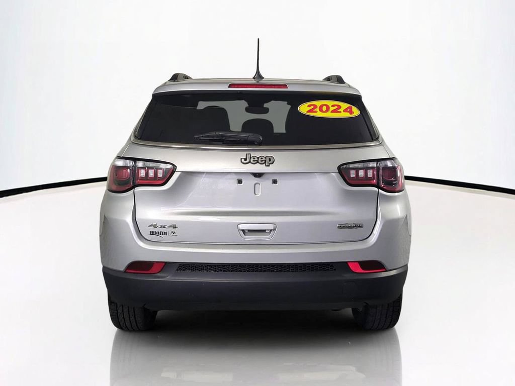 Used 2024 Jeep Compass Latitude AWD/4WD image 6