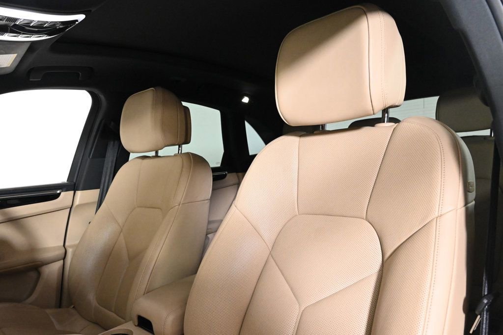 Certified 2024 Porsche Macan image 5