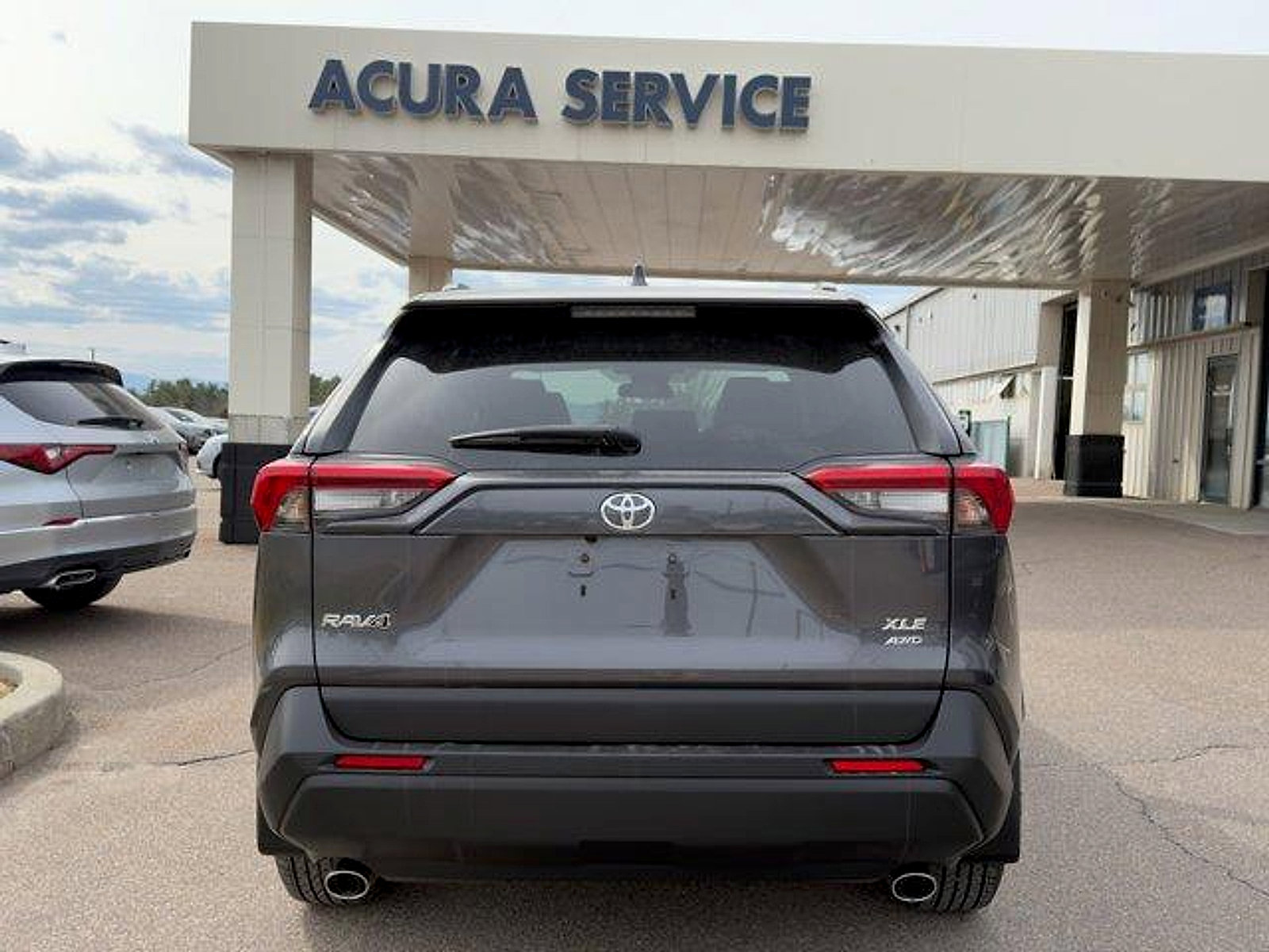 Used 2021 Toyota RAV4 XLE AWD/4WD image 6