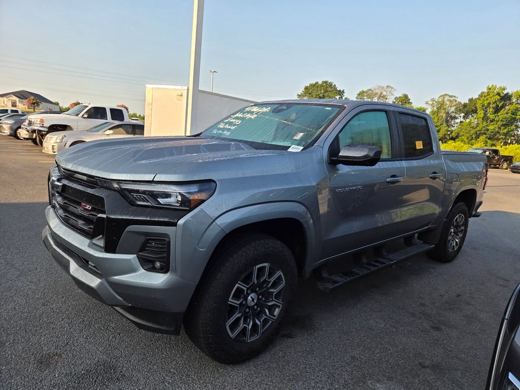 Used 2025 Chevrolet Colorado Z71 AWD/4WD image 3