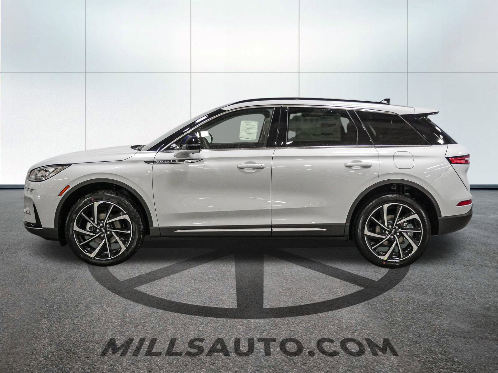 New 2025 Lincoln Corsair Reserve w/ Equipment Group 202A image 3