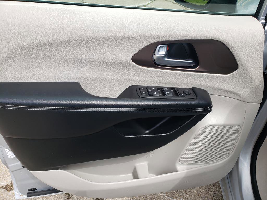 Used 2023 Chrysler Voyager LX image 11