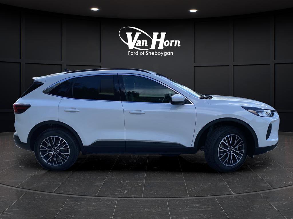 New 2025 Ford Escape SE w/ Class II Trailer Tow Package image 2