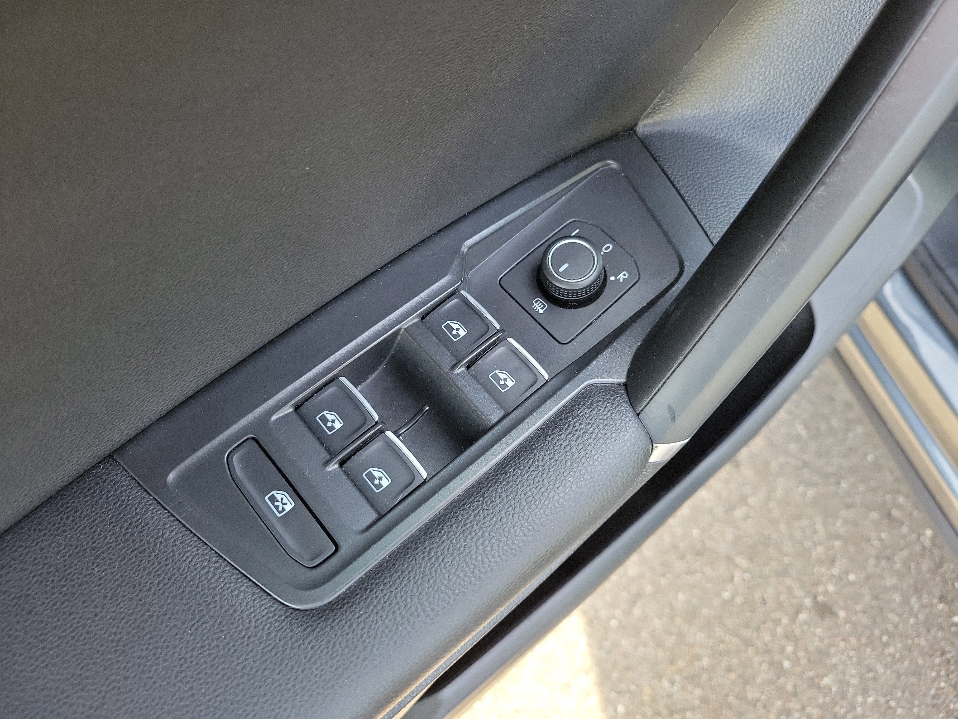 Used 2020 Volkswagen Tiguan SE image 20