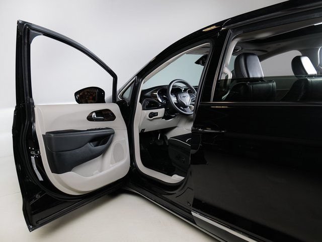 Used 2023 Chrysler Pacifica Limited FWD image 27