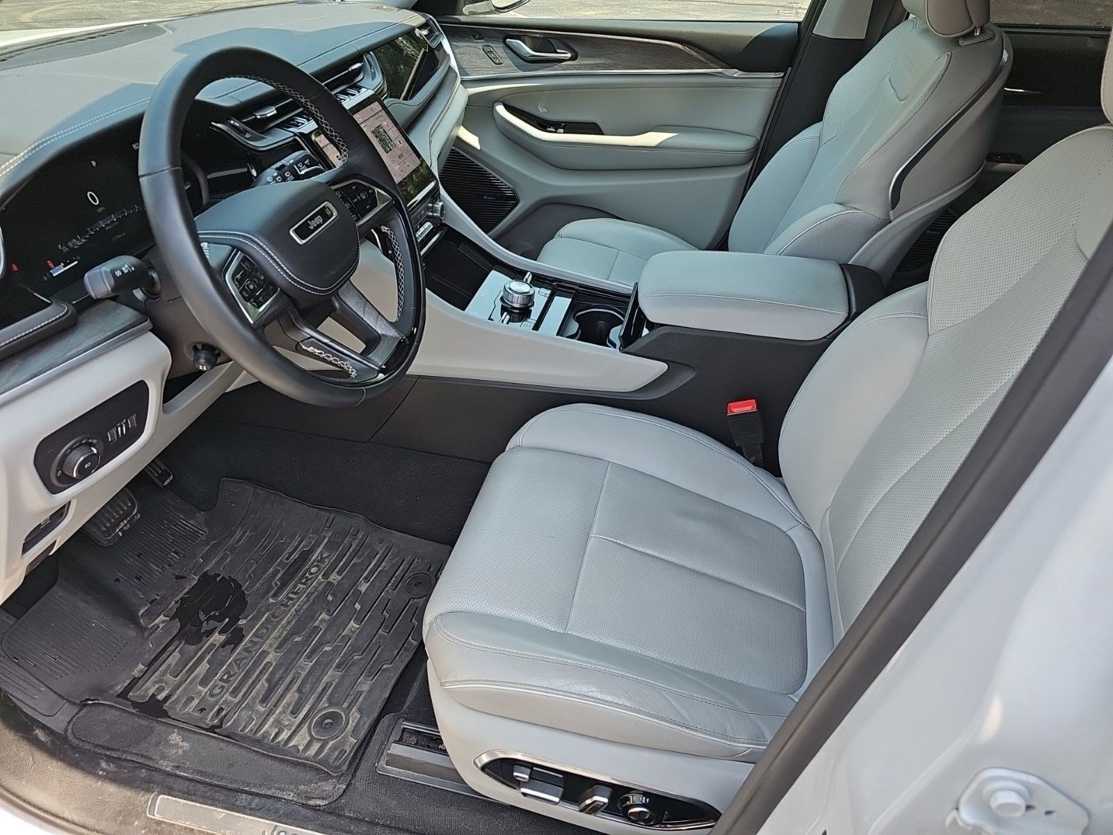 Used 2023 Jeep Grand Cherokee Overland w/ Adv Protech Group III AWD/4WD image 19