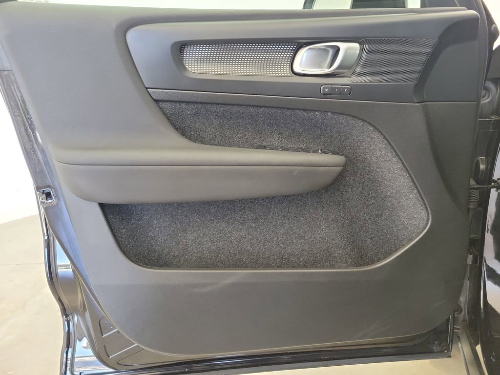 Used 2025 Volvo XC40 B5 Plus image 21