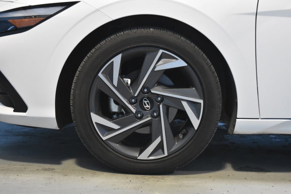 Used 2025 Hyundai Elantra Limited image 26