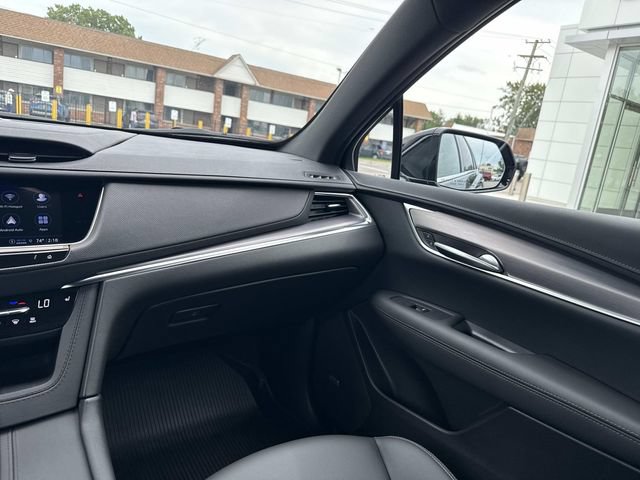 Certified 2024 Cadillac XT5 Luxury w/ LPO, Floor Liner Package AWD/4WD image 31