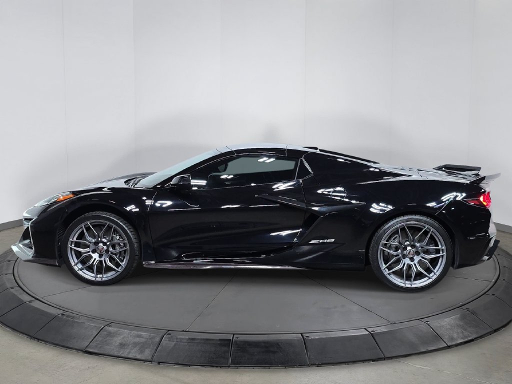 Used 2023 Chevrolet Corvette Z06 RWD image 2