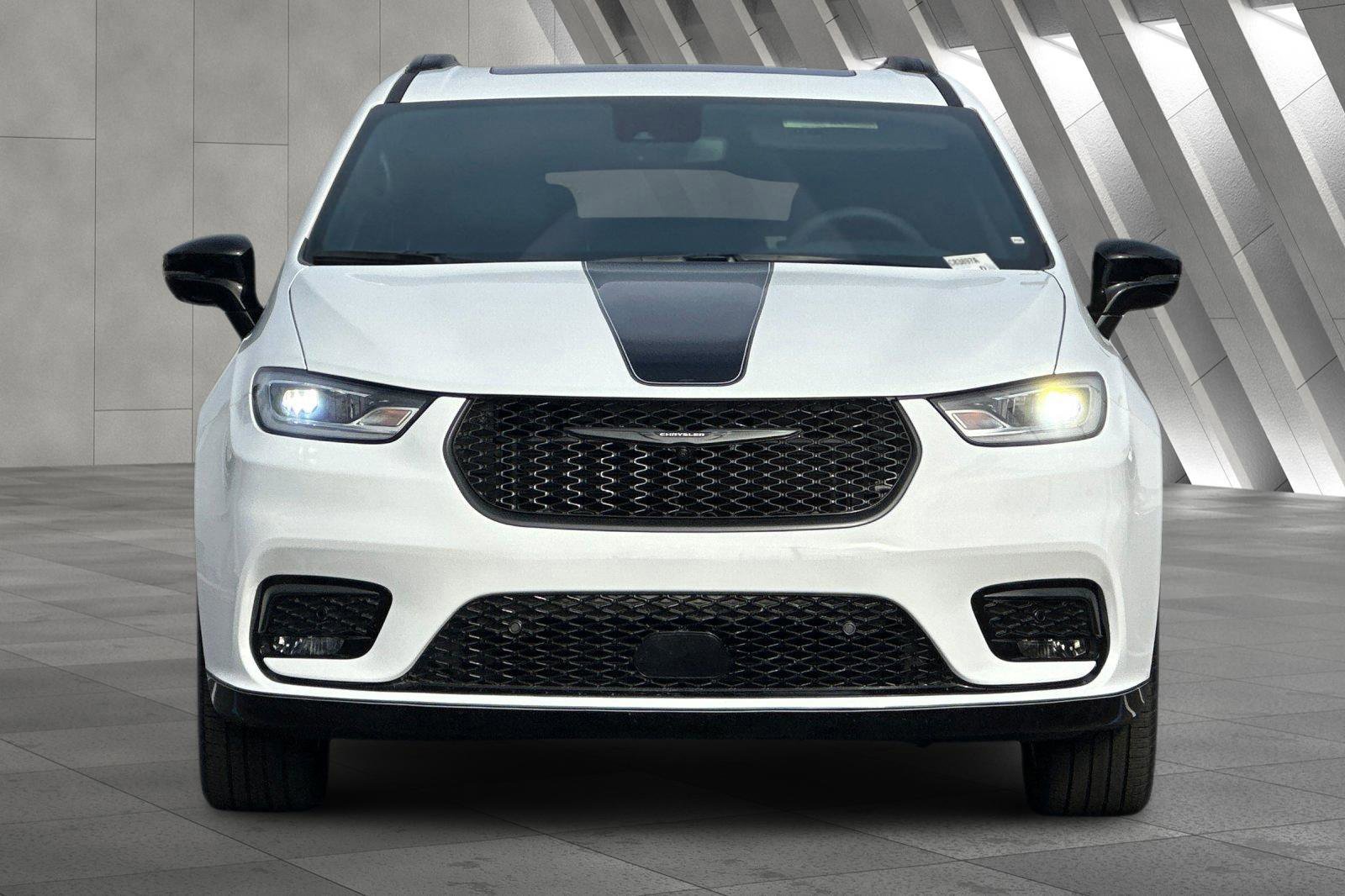 Used 2024 Chrysler Pacifica Limited w/ Uconnect Theater Family Group image 9