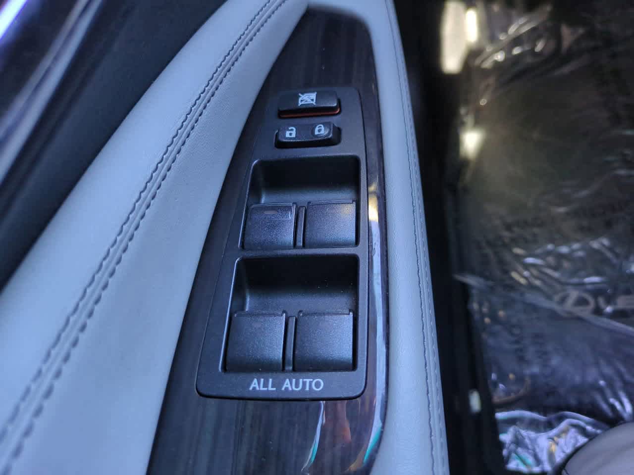 Used 2014 Lexus LS 460 w/ Comfort Package RWD image 24