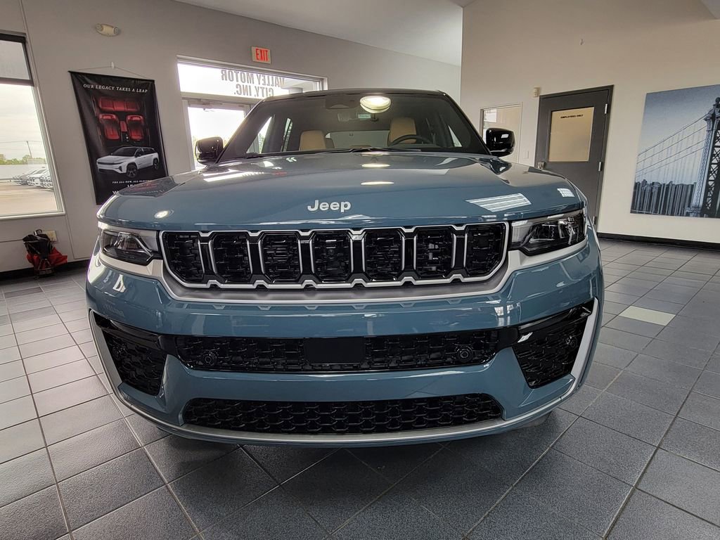 New 2026 Jeep Grand Cherokee Summit AWD/4WD image 2