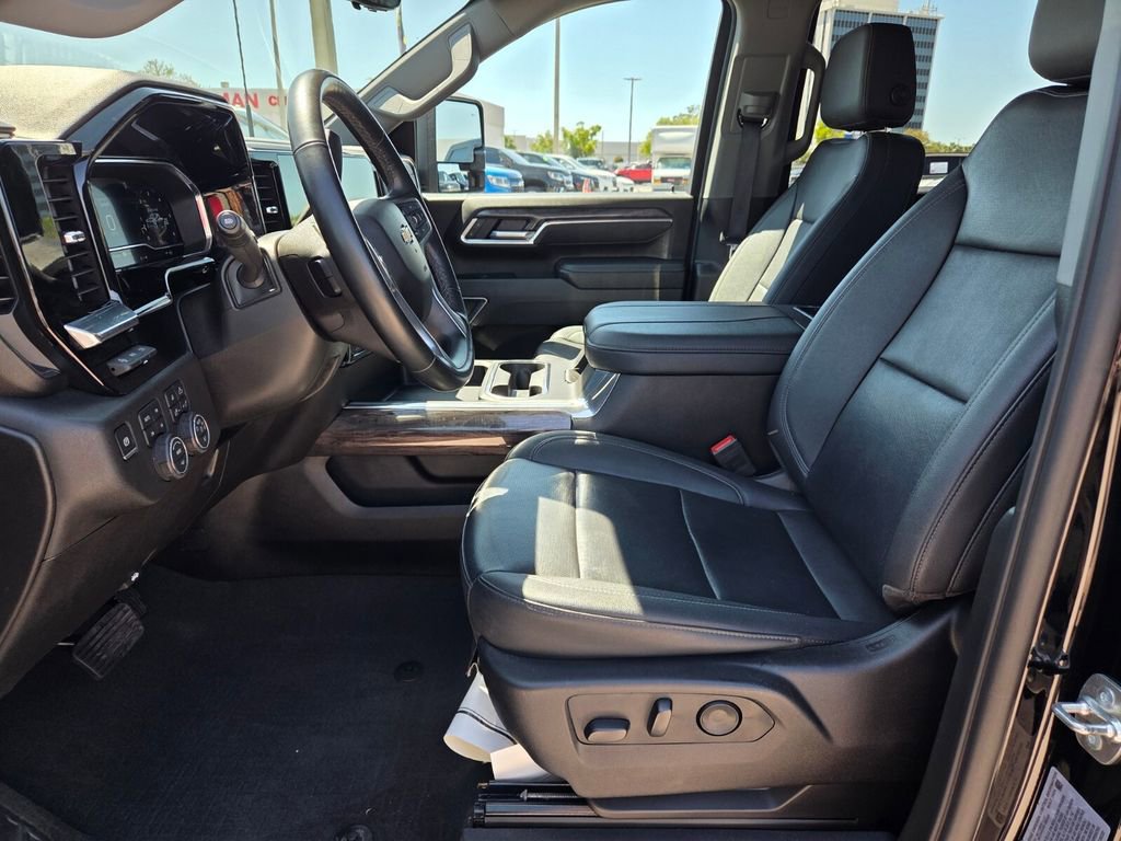Used 2025 Chevrolet Silverado 2500 LTZ w/ Z71 Chrome Sport Edition image 7