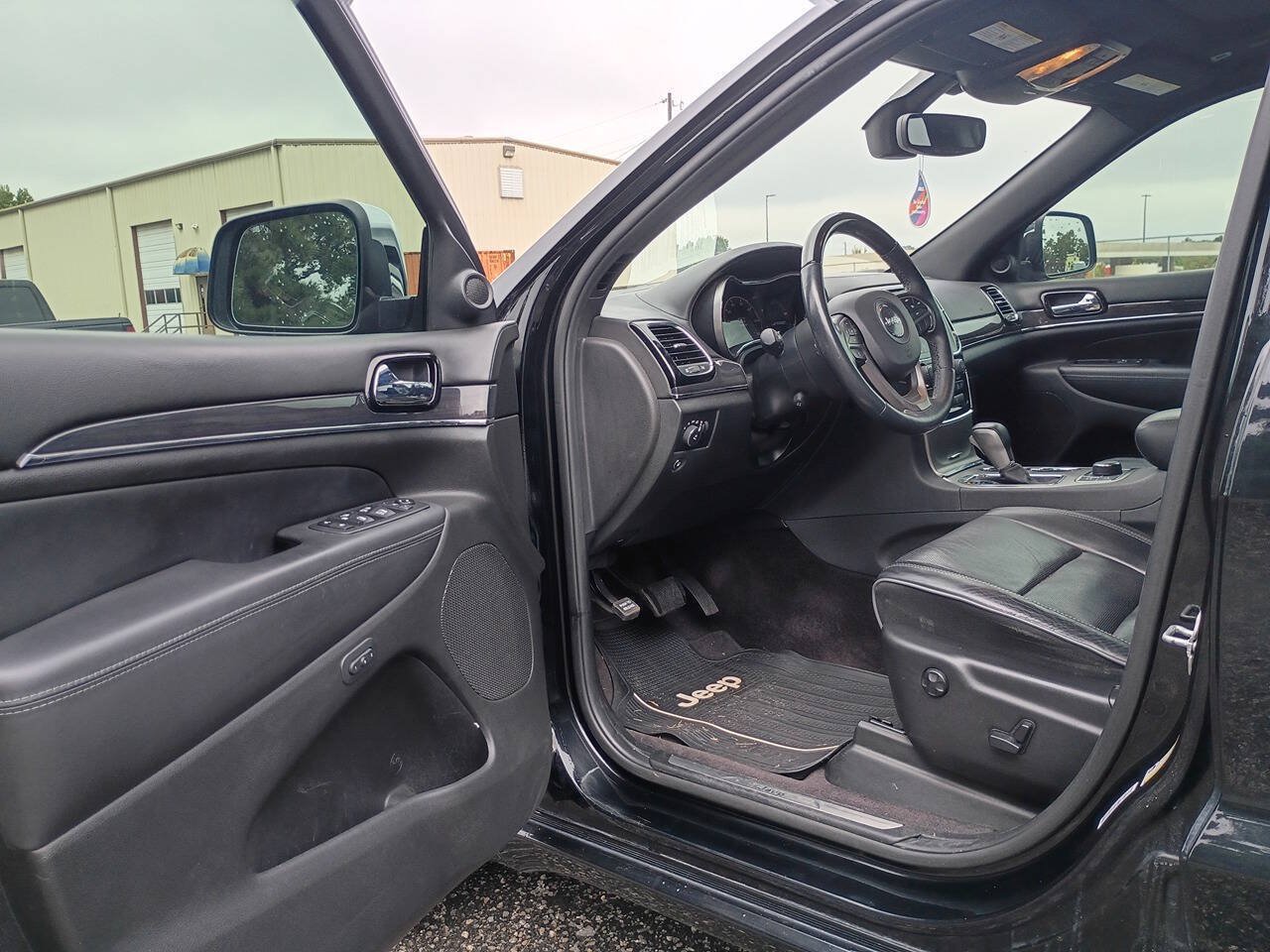 Used 2019 Jeep Grand Cherokee Overland AWD/4WD image 10