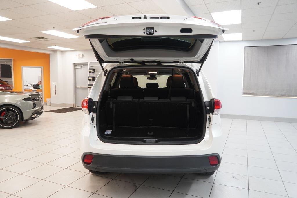 Used 2019 Toyota Highlander LE AWD/4WD image 9