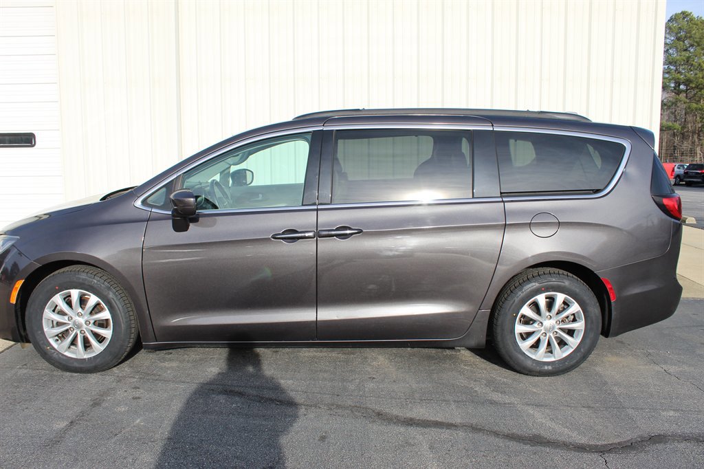 Used 2017 Chrysler Pacifica Touring-L FWD image 5