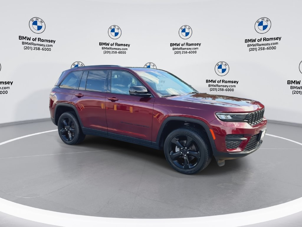 Used 2024 Jeep Grand Cherokee Altitude AWD/4WD image 2