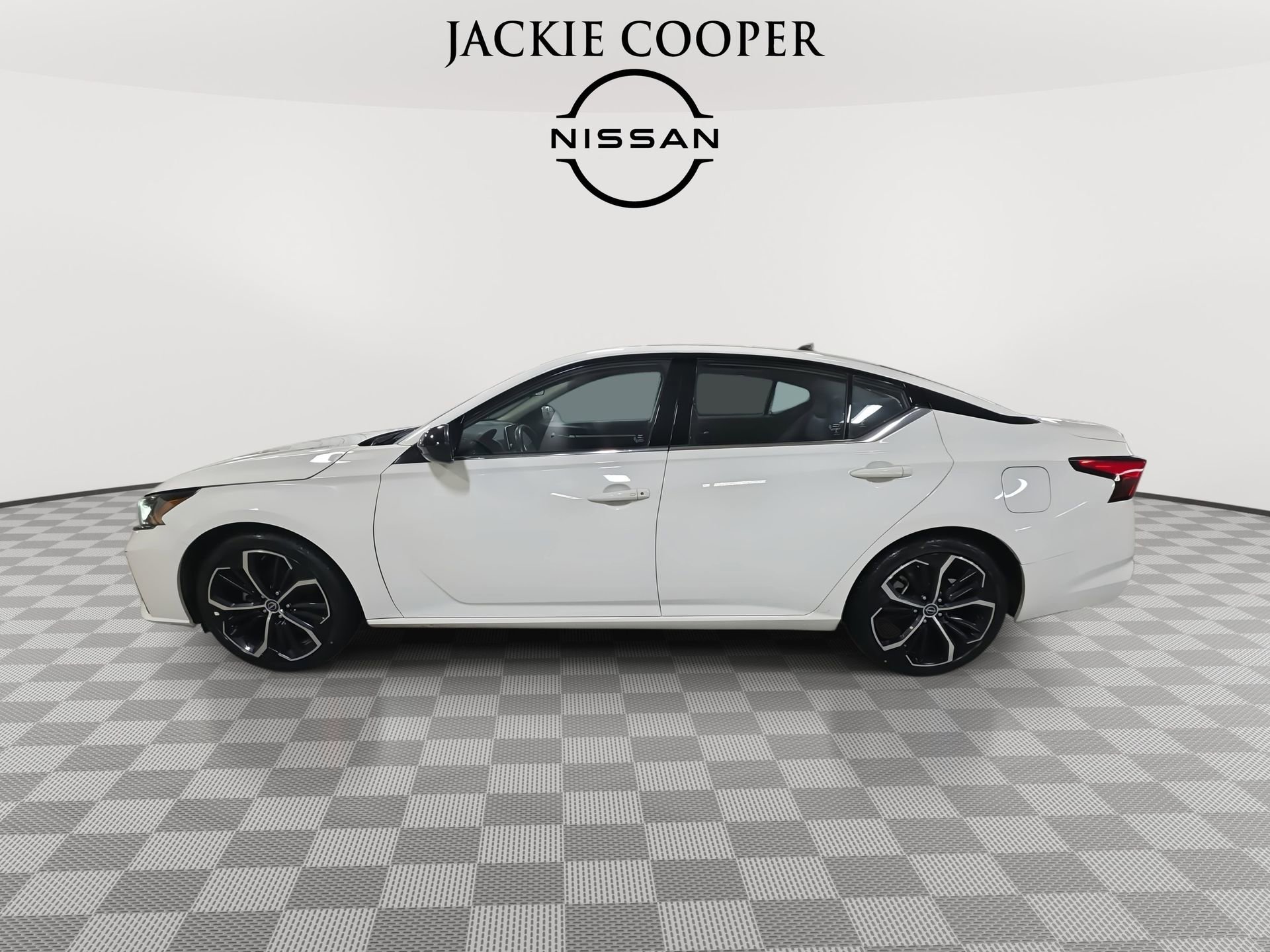 Used 2024 Nissan Altima 2.5 SR image 8