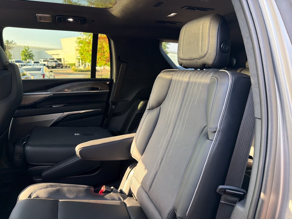 New 2026 Cadillac Escalade IQL Sport 2 w/ LPO, ONYX Package AWD/4WD image 32