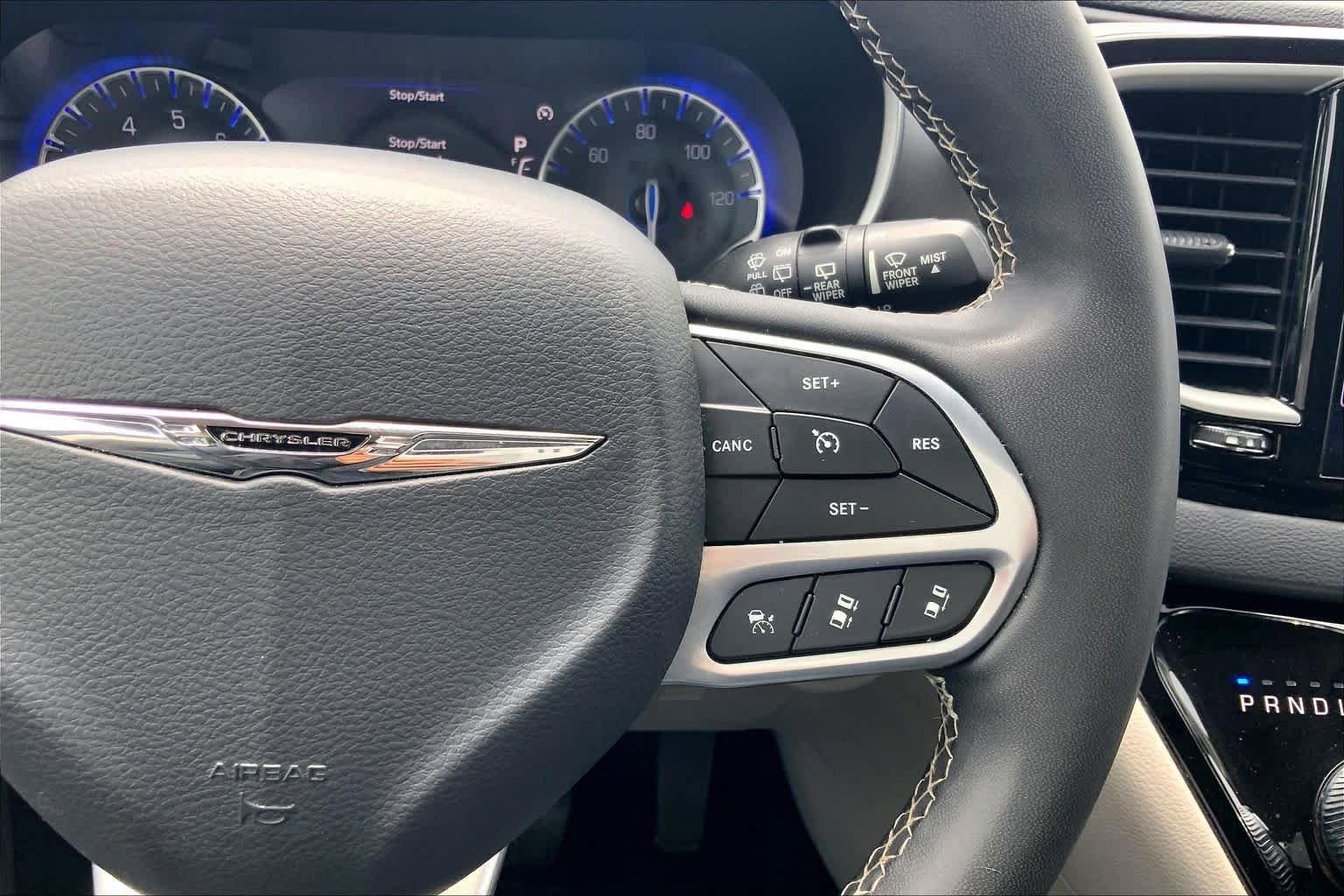 Used 2023 Chrysler Pacifica Touring-L FWD image 25