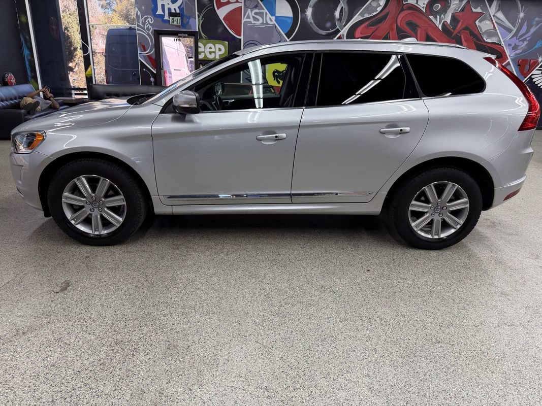 Used 2017 Volvo XC60 T5 Inscription w/ Advanced Package AWD/4WD image 2