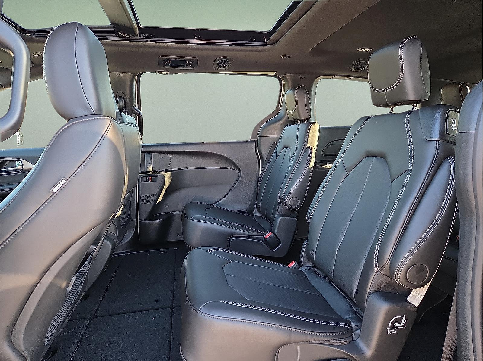 New 2026 Chrysler Pacifica Select w/ S Appearance Package FWD image 11