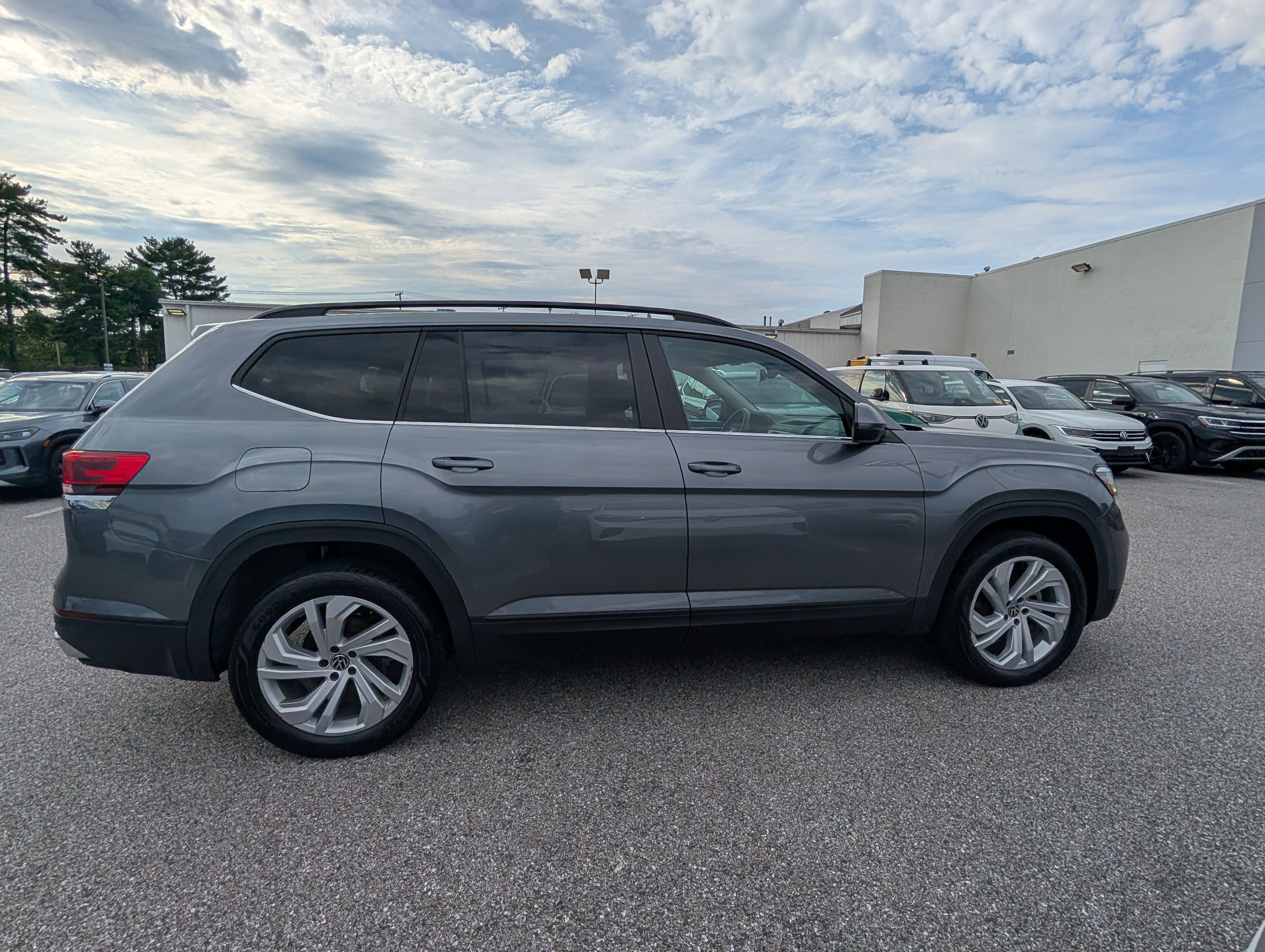 Used 2023 Volkswagen Atlas SE w/ Panoramic Sunroof Package AWD/4WD image 2