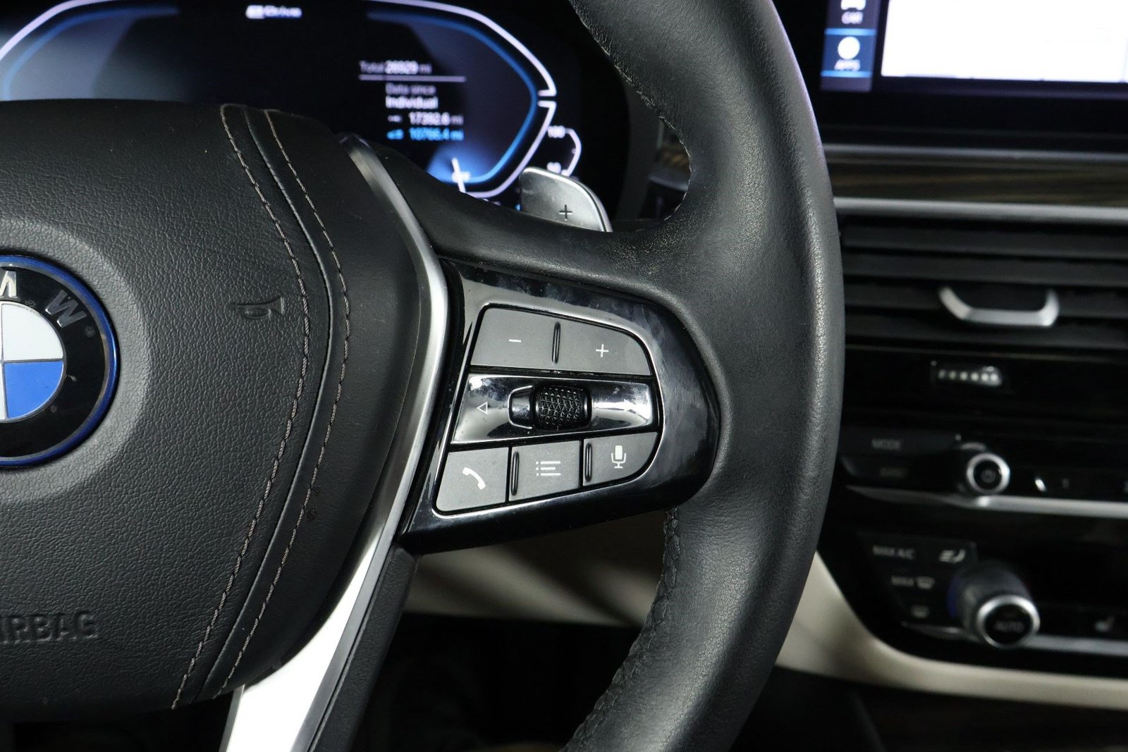 Used 2023 BMW 530e w/ Convenience Package RWD image 11