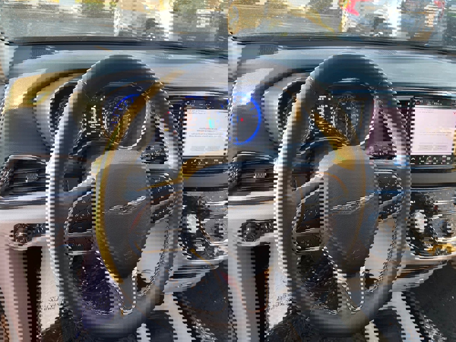 Used 2023 Chrysler Pacifica Touring-L image 9