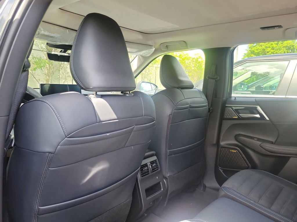 New 2025 Mitsubishi Outlander SE image 8