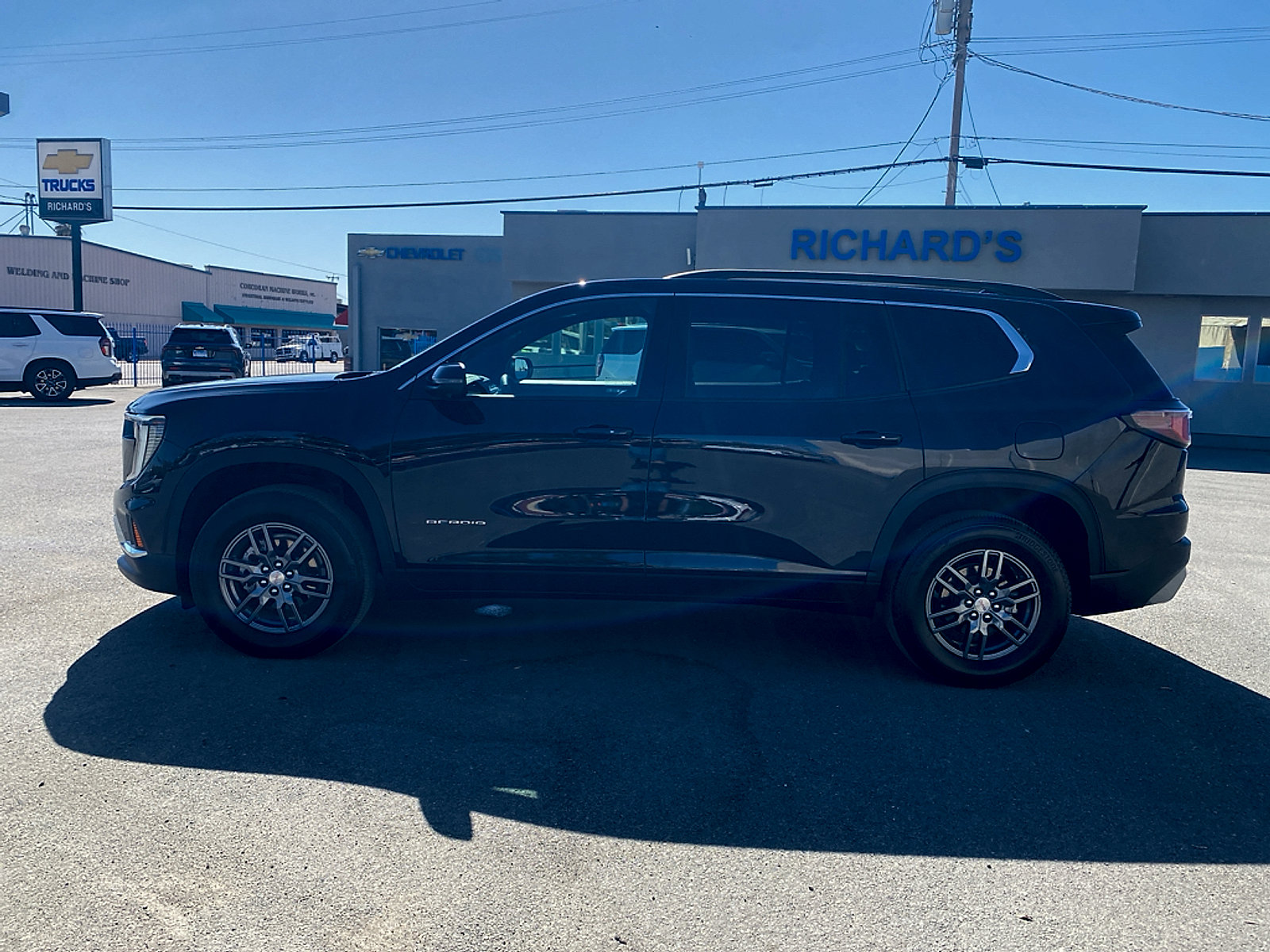 Used 2025 GMC Acadia Elevation AWD/4WD image 2