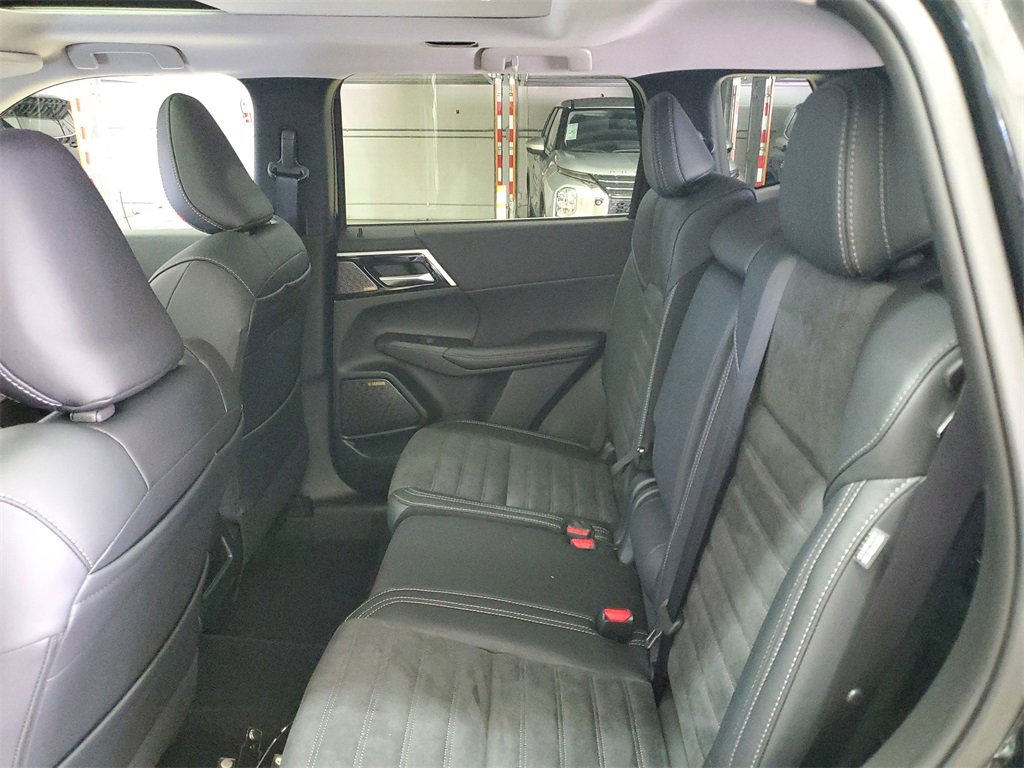 New 2025 Mitsubishi Outlander SE image 14