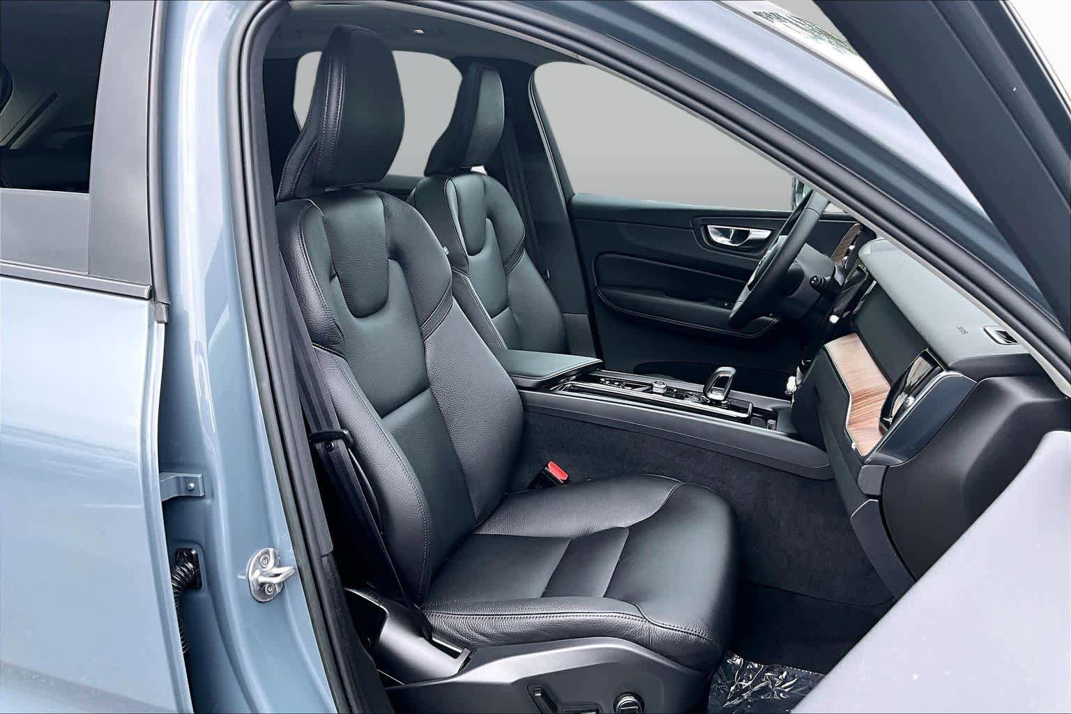 Used 2023 Volvo XC60 B5 Plus w/ Climate Package AWD/4WD image 8