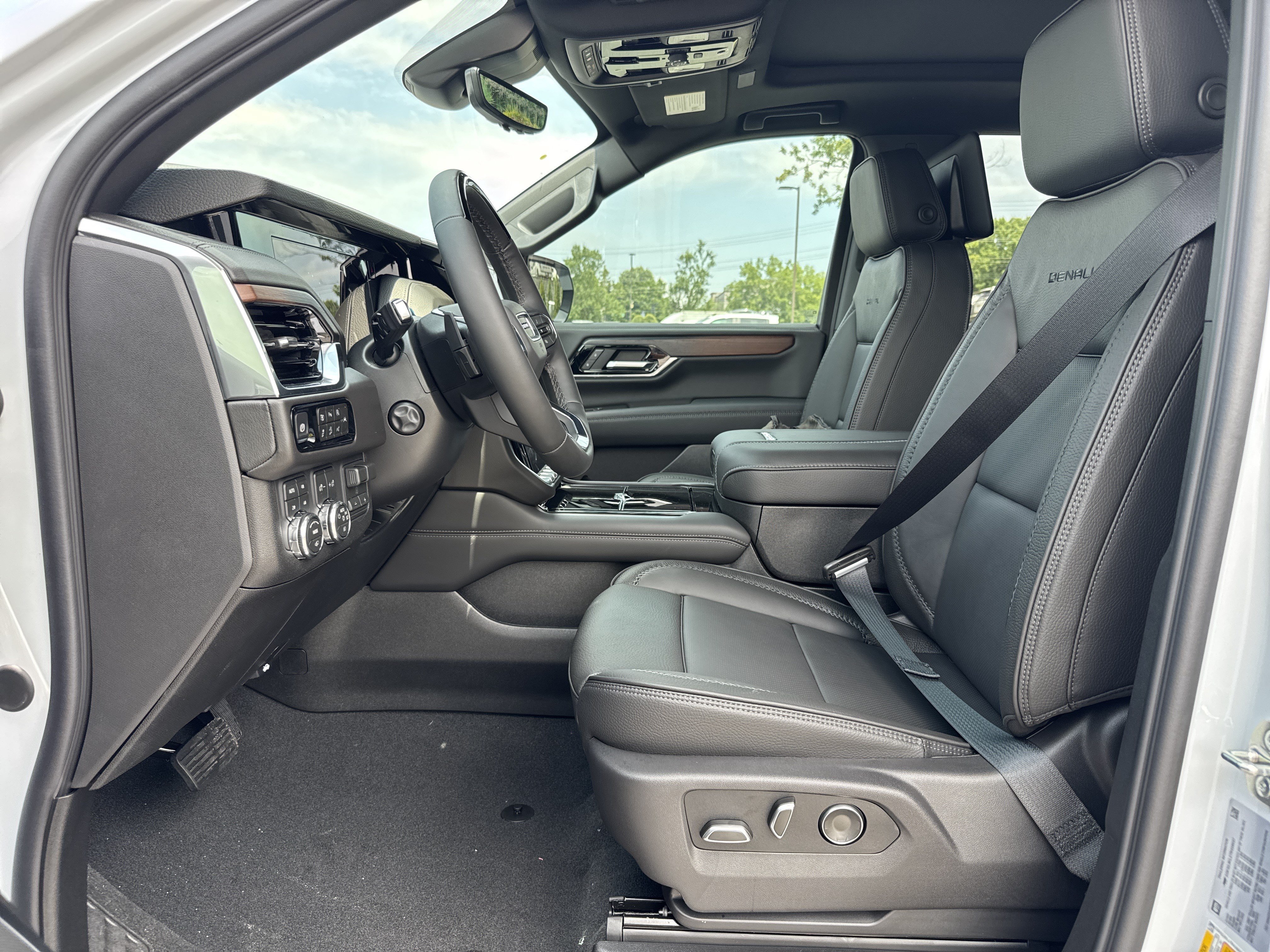 New 2026 GMC Yukon XL Denali w/ Denali Reserve Package AWD/4WD image 17