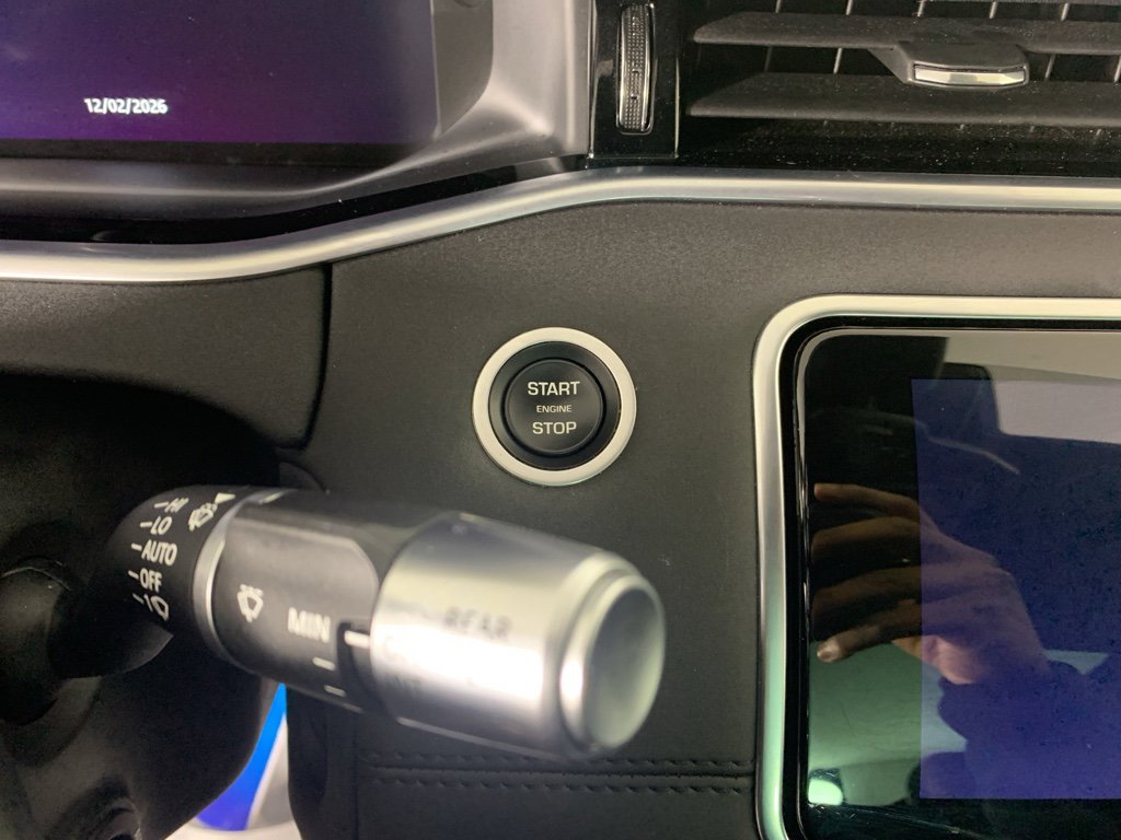 Used 2020 Land Rover Range Rover Evoque SE image 18