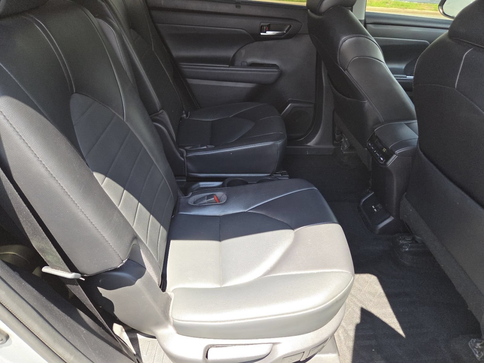 Used 2021 Toyota Highlander XLE FWD image 25