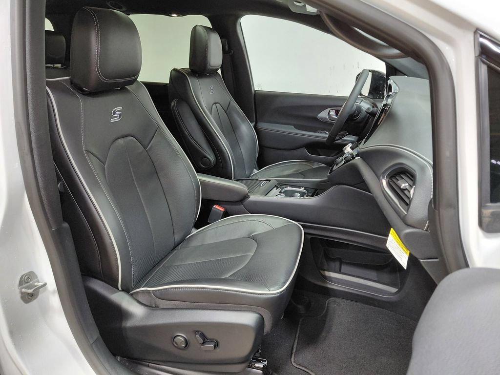 New 2026 Chrysler Pacifica Limited w/ S Appearance Package AWD/4WD image 31