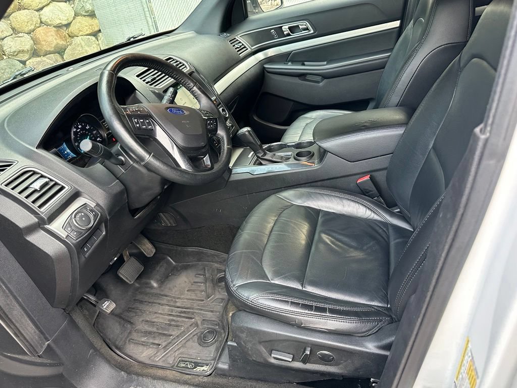 Used 2017 Ford Explorer XLT w/ Equipment Group 202A FWD image 9