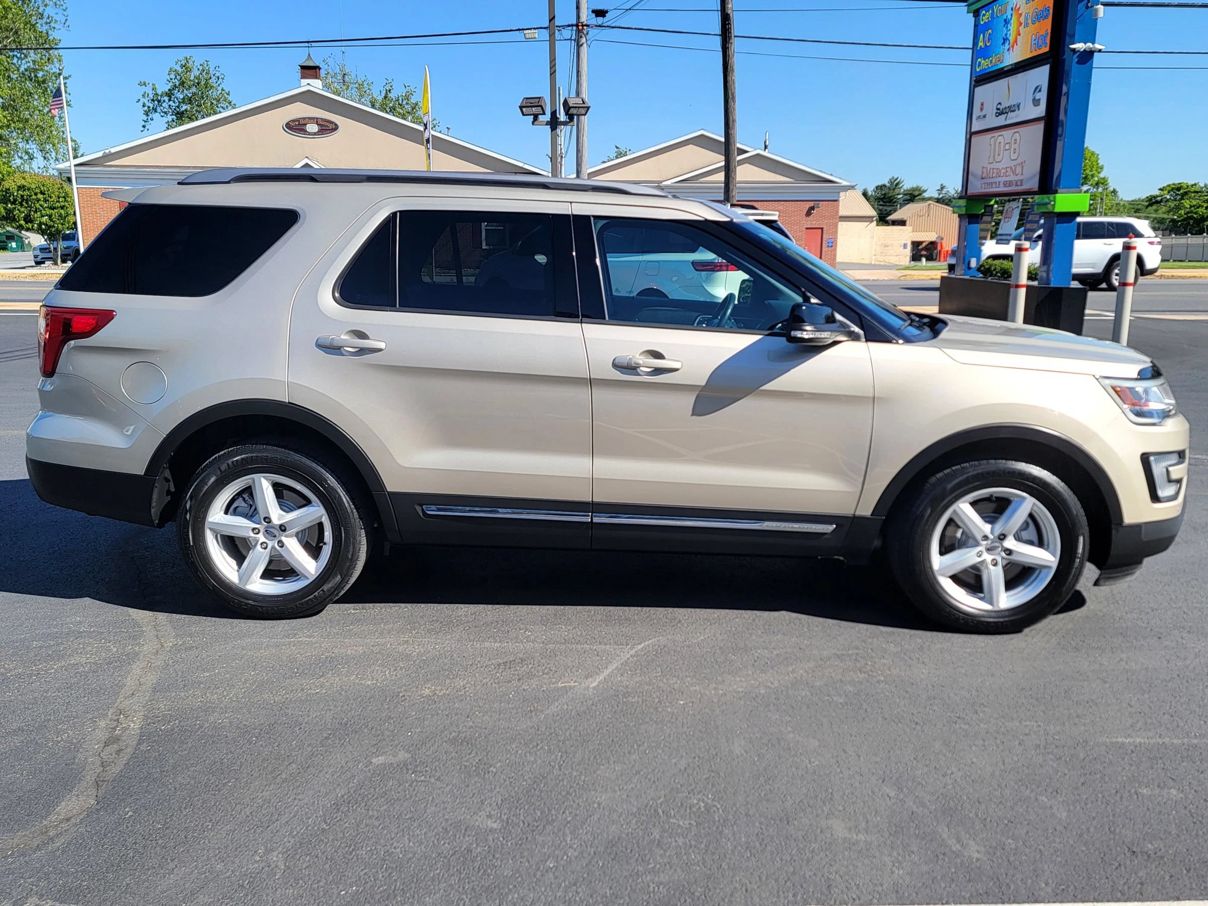 Used 2017 Ford Explorer XLT w/ Equipment Group 202A AWD/4WD image 4