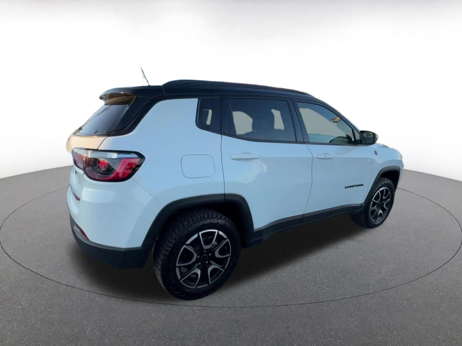 Used 2025 Jeep Compass Trailhawk image 14