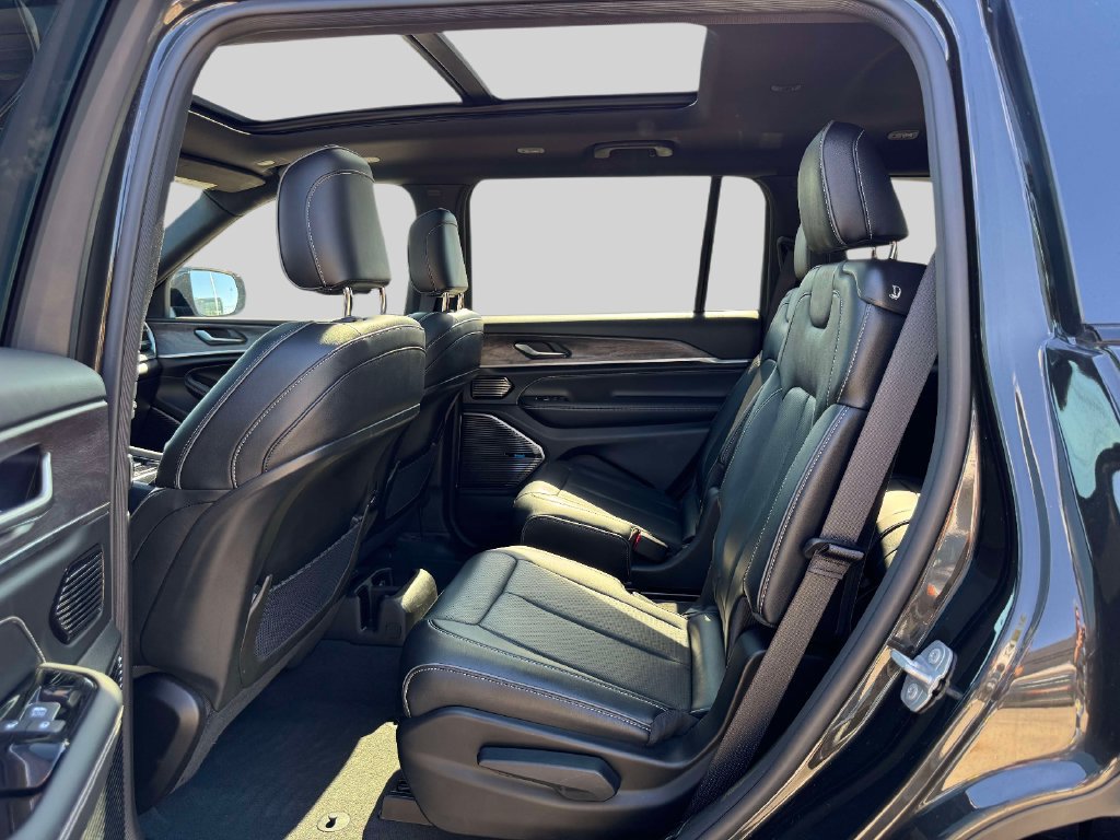 Used 2023 Jeep Grand Cherokee L Overland AWD/4WD image 10