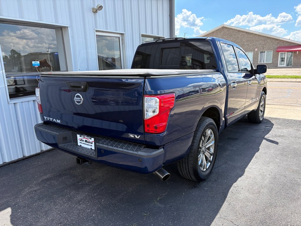 Used 2018 Nissan Titan SV w/ SV Convenience Package RWD image 3