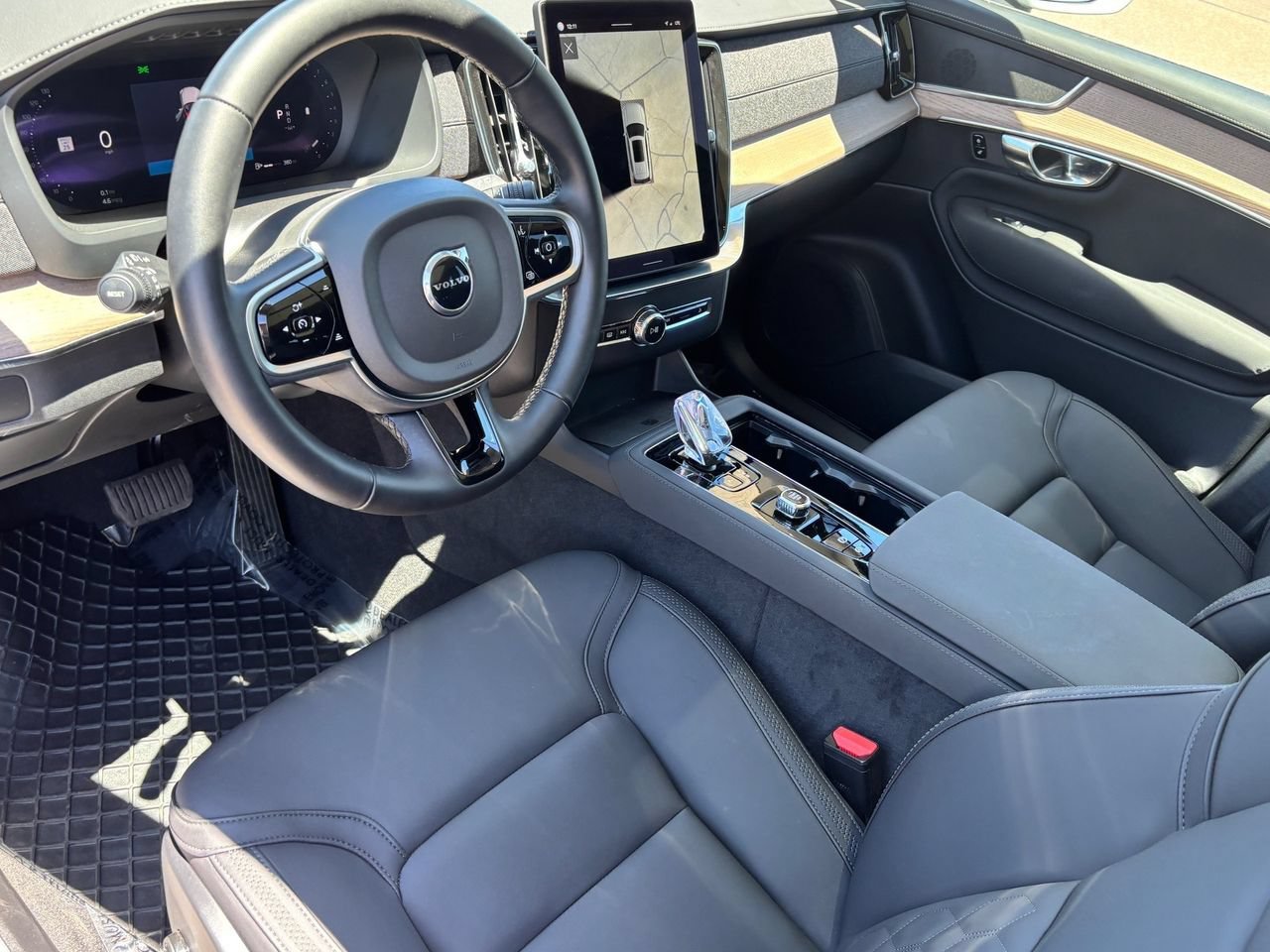 Used 2025 Volvo XC90 B6 Plus AWD/4WD image 16