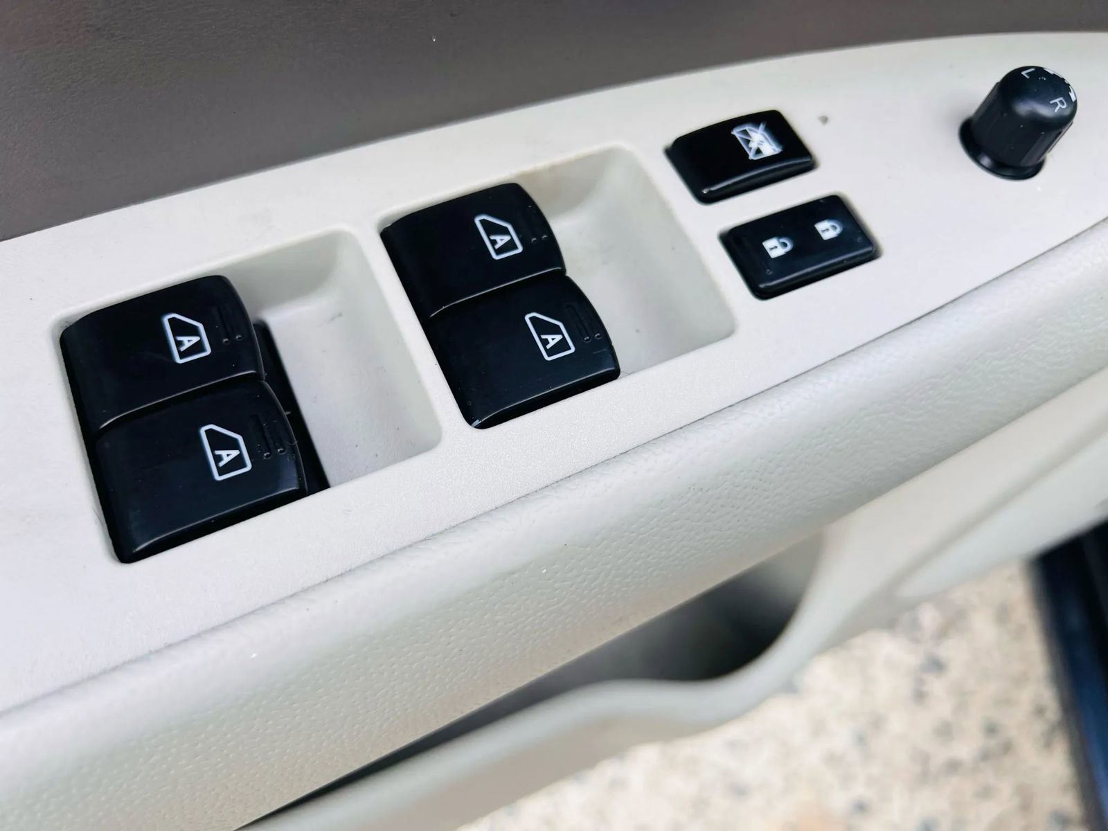 Used 2010 INFINITI G37 Journey w/ Premium Pkg image 28