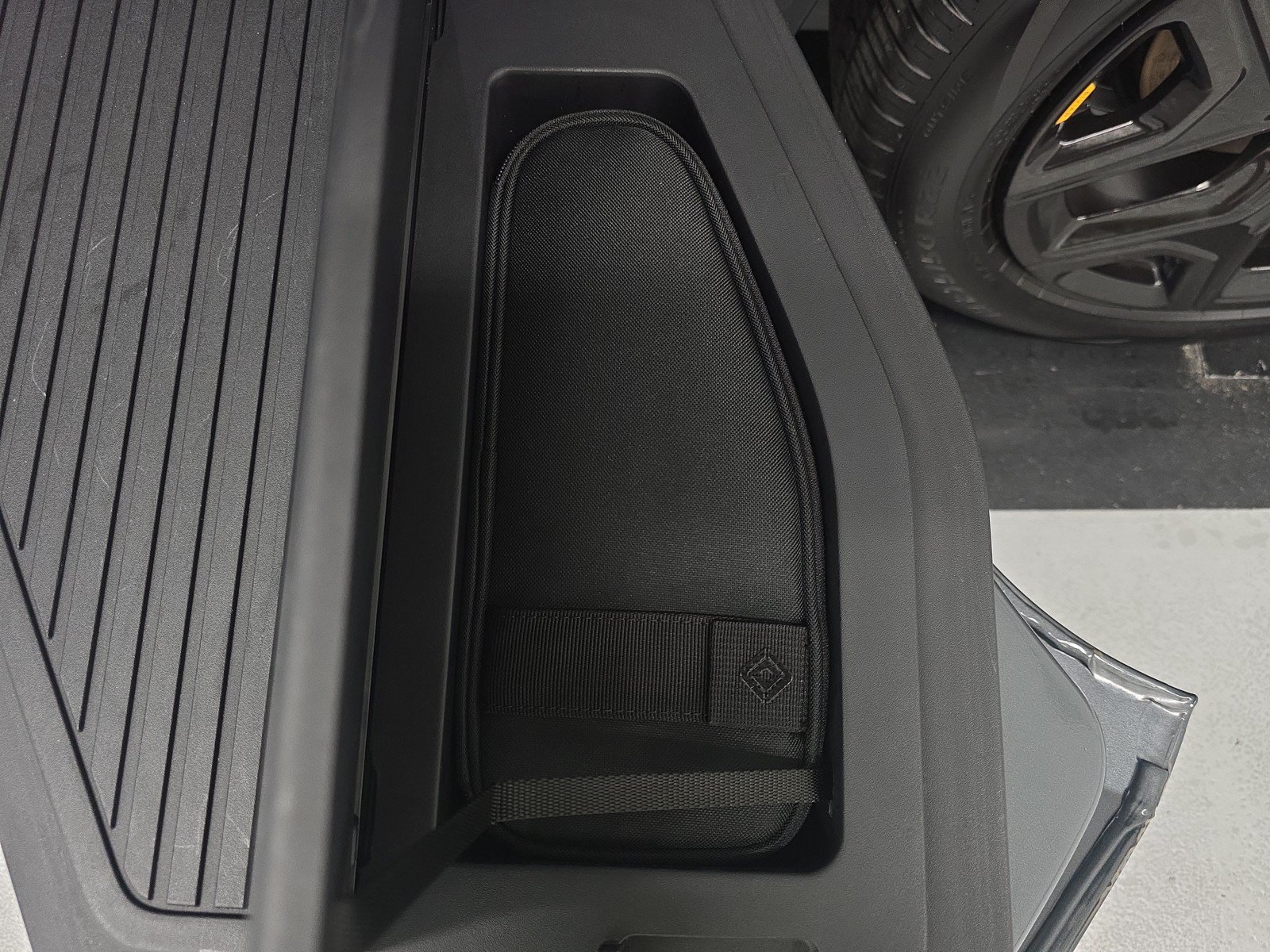 Used 2024 Rivian R1T Adventure AWD/4WD image 32