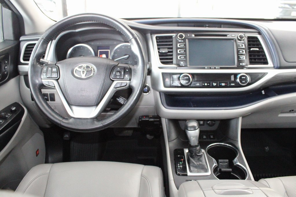 Certified 2018 Toyota Highlander Limited Platinum image 2