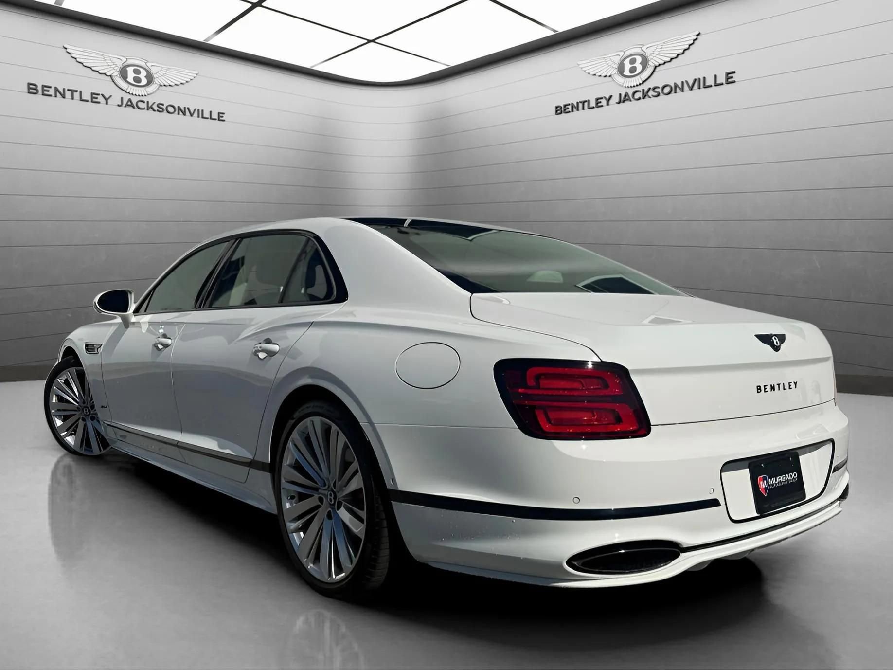 Used 2025 Bentley Flying Spur Plug-In Hybrid image 3